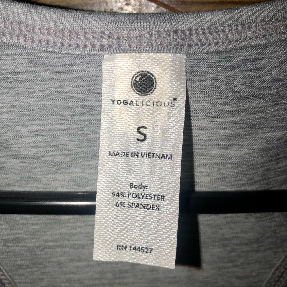 YOGALICIOUS Grey Racerback Crop Top! Size Small - Picture 4 of 5